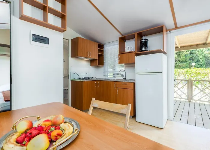 キャンプ場 Camping Adria Mobile Homes In Brioni Sunny Camping プーラ