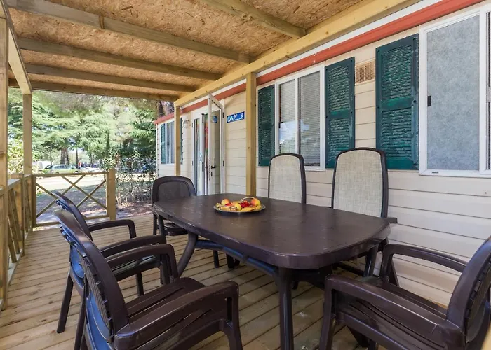 キャンプ場 Camping Adria Mobile Homes In Brioni Sunny Camping プーラ